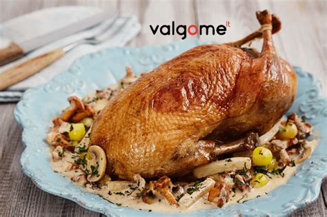 Paruošta kepta antis su ryžiais