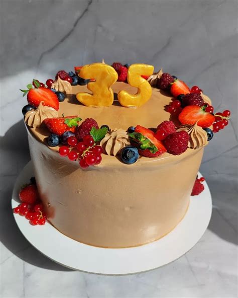 Tortas dekoruotas kremo rožėmis