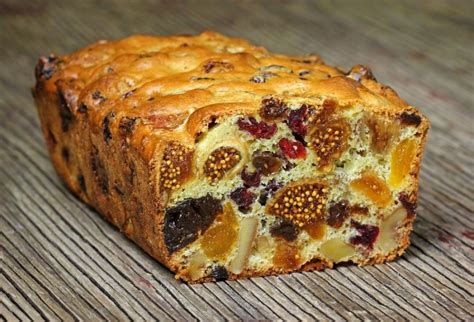 Kalėdinis pyragas suvyniotas į kepimo popierių ir foliją