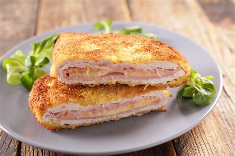 Perpjautas vištienos Cordon Bleu su ištirpusiu sūriu ir kumpiu