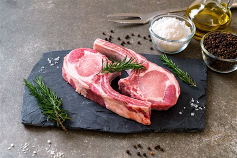 Mėsos pjaustymas prieš kepsnių ruošimą
