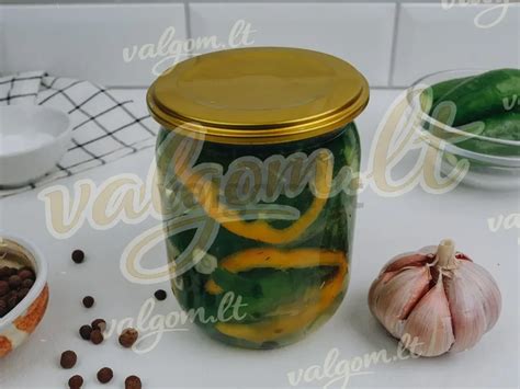 Klasikinio marinato ingredientai stiklainiuose