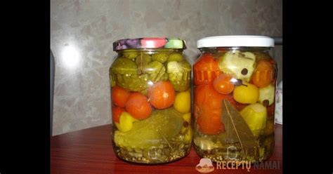 Marinuotų agurkų griežinėlių ir kitų daržovių derinys
