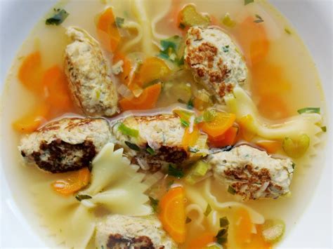 Vaikiškas patiekalas su makaronais ir kukuliukais