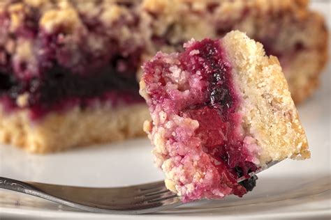 trupininio pyrago su juoduju serbentu uogiene nuotrauka