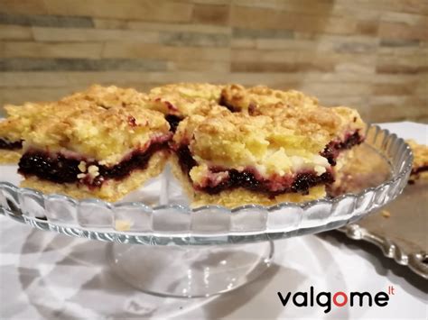 trupininio pyrago su juoduju serbentu uogiene ir riesutais nuotrauka