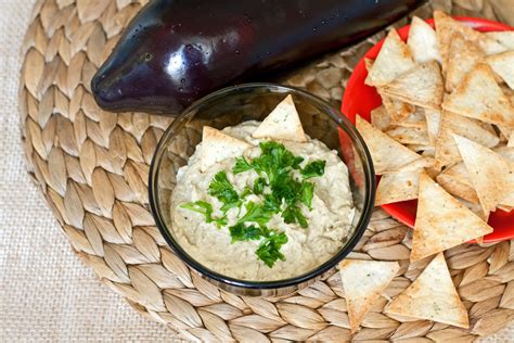 Baklažanų užtepėlė (Baba Ghanoush) su alyvuogių aliejumi