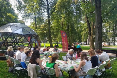 Žmonės piknikaujantys parke