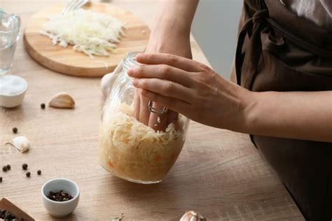 Kopūstų sluoksniavimas kibire