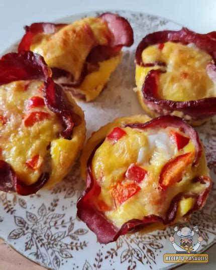 Įvairūs sūrių keksiukų ingredientai: kumpis, sūris, kiaušiniai, daržovės