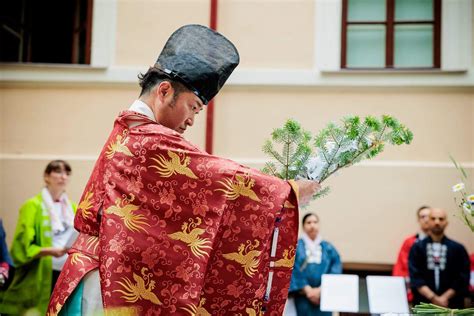 Tradicinė korėjietiška šventykla kalnų fone