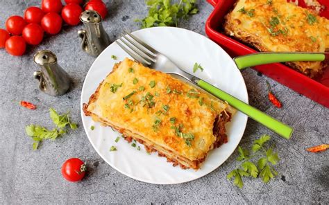 Sluoksniuota lazanija su mėsa ir padažu