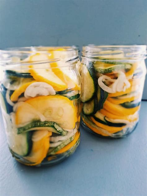 Marinuotos cukinijos stiklainiuose