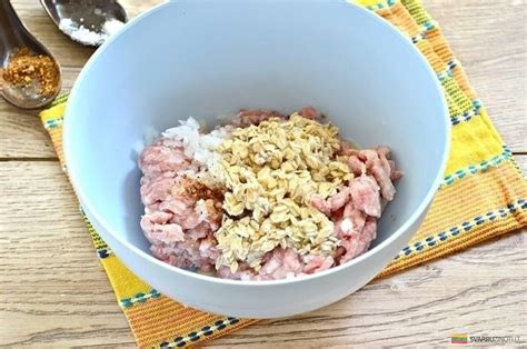 Įvairūs lašišos faršo kotletų ingredientai