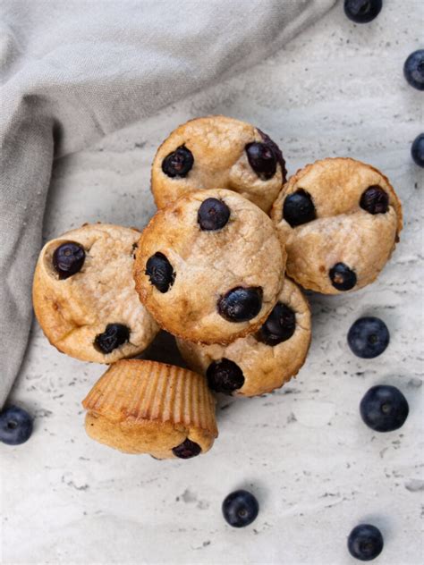 Varškės keksiukų ingredientai su šilauogėmis