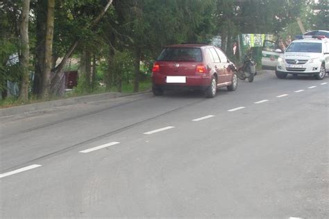 Liūto ataka prieš automobilį parke