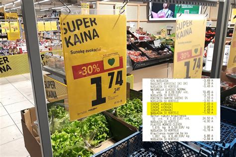 Klientas atsiskaito už prekes parduotuvėje