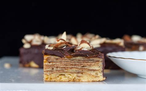 Baumkuchen skersmuo su sluoksniais ir apdailintais kraštais