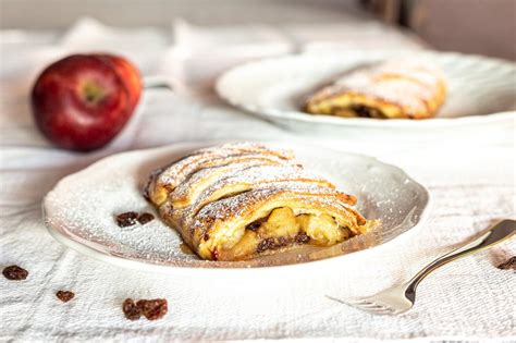 Ingredientai štrudeliui su varške ir obuoliais