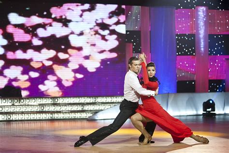 Šokėjų pora šoka Tango elegantiškoje aplinkoje