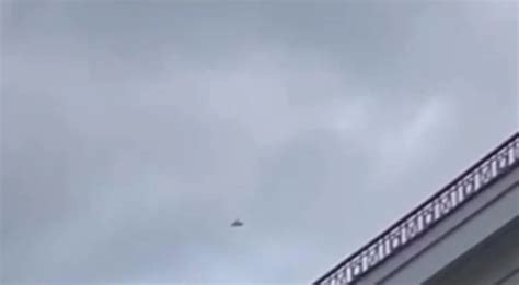 Dronas skrendantis virš gyvenamojo namo