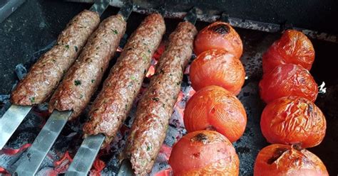 Liulia kebabų kepimas ant grilio