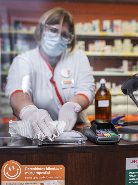 Vaistinės darbuotojas išduoda receptinį vaistą