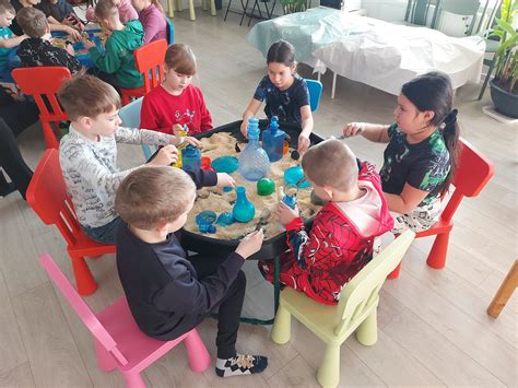 vaikai gaminantys maistį kulinarinėje studijoje