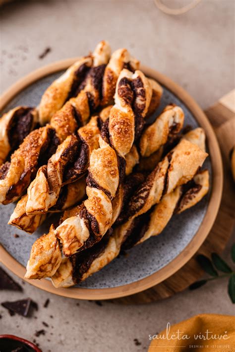 sluoksniuotos tešlos sausainiai su cukrumi