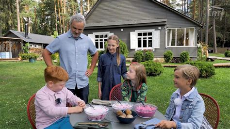 Vaikai linksmai gamina picą