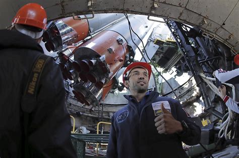 Astronautas kosminėje stotyje valgantis picą