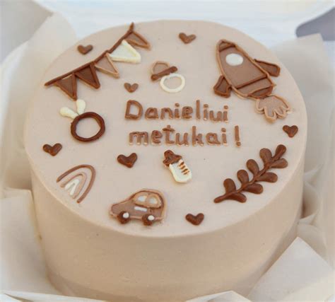 Tortas su asmeniniu užrašu ir dekoracijomis