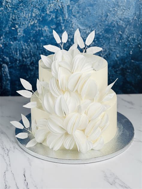 Elegantiškas vestuvinis tortas su minimalistiniu dekoru