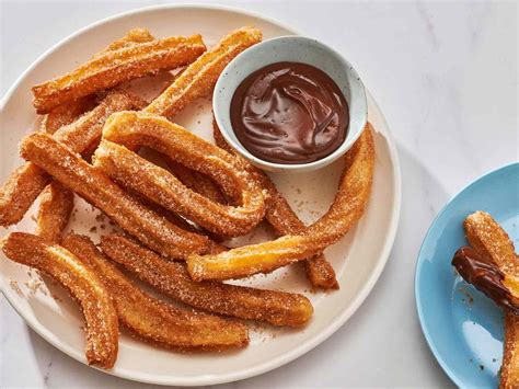 Churros ant lėkštės su šokolado padažu
