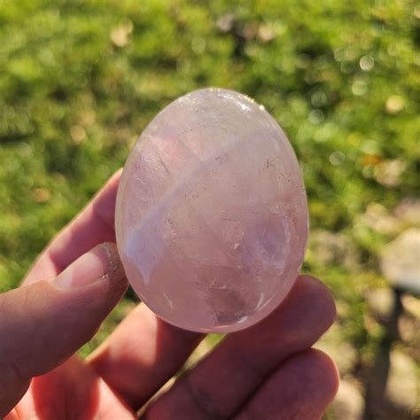 Įvairių formų mineralai: rutuliai, piramidės, kiaušiniai