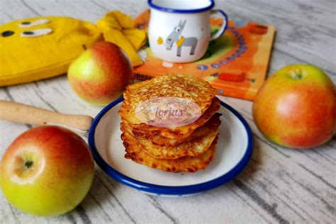 Nuotrauka su paruoštais avižiniais blynais su obuoliais ir jogurtu