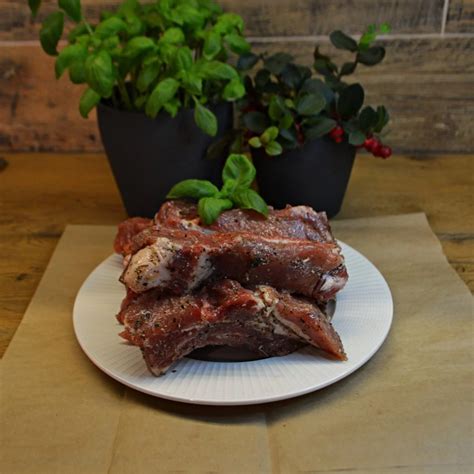 Įvairūs mėsos gabaliukai paruošti marinuoti