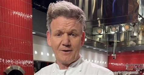 Gordonas Ramsay virtuvėje, demonstruojantis kulinarijos įgūdžius