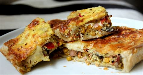 Sluoksniuotos tešlos pyragas su daržovėmis