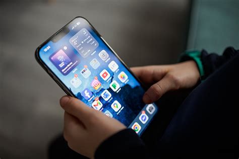 Pacientas su mobiliuoju telefonu peržiūri e. receptus