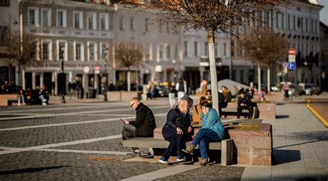 žmonės mėgaujasi picomis su padažu