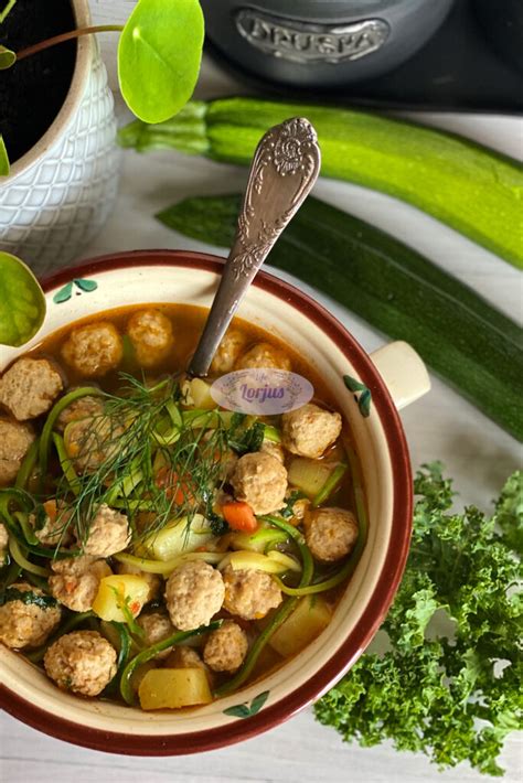 Cukinijų sriuba su mėsos kukuliukais