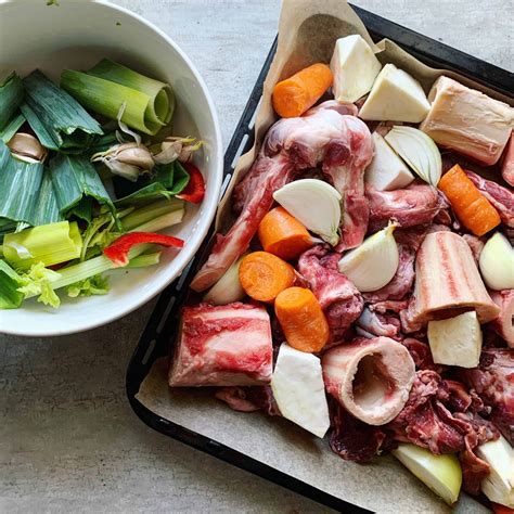 Apkeptų jautienos kaulų ir daržovių mišinys