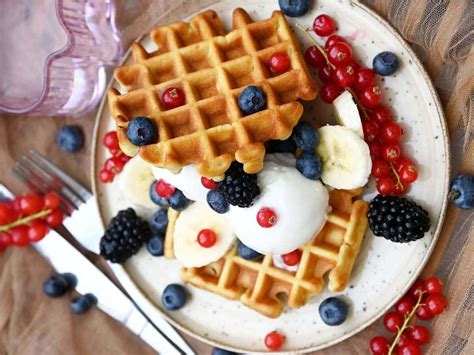 Vafliai su uogomis ir plakta grietinėle