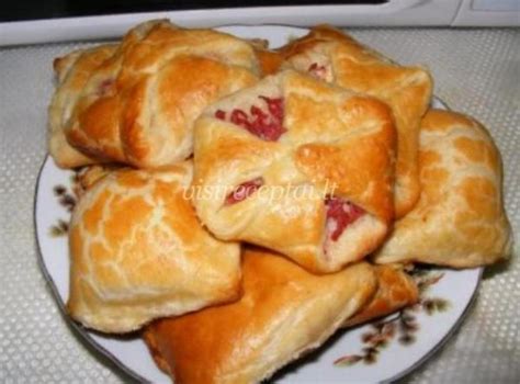 Sluoksniuotos tešlos pyragaičiai su uogiene