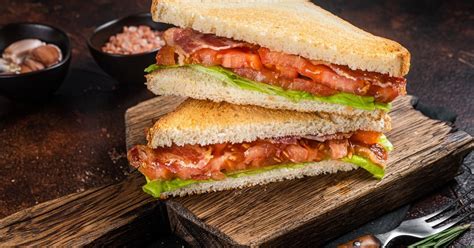 Nuotrauka su klasikiniais BLT ir CLUB sumuštiniais