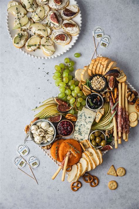 Nuotrauka su įvairiais gurmaniškais Canape sumuštinukais