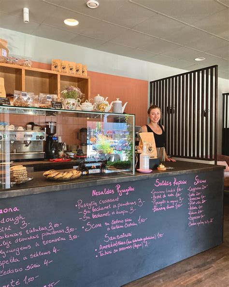 Nuotrauka, kurioje matomi įvairūs duonos ingredientai: miltai, mielės, vanduo, druska, sėklos