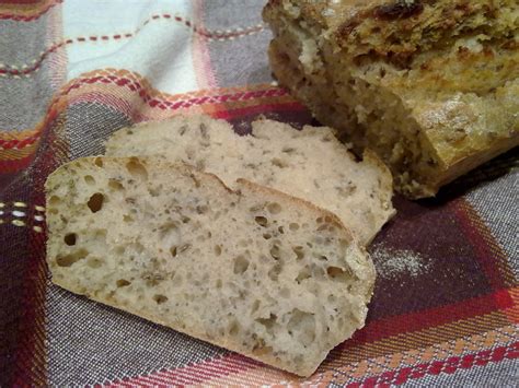 Nuotrauka, kurioje matoma šviežiai iškepta balta duona su traškia plutele