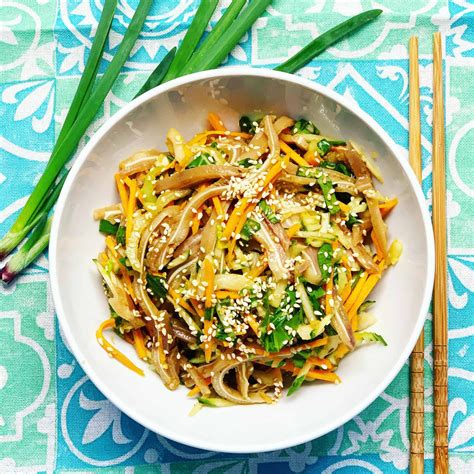 Azijietiškos salotos su kiaulių ausimis